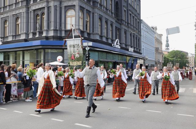 Gulbenes novada vidējās paaudzes tautisko deju kolektīvs "Apinītis"